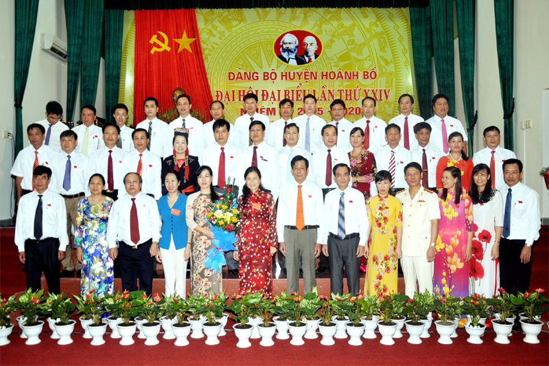 BCH Đảng bộ huyện Hoành Bồ khoá XXIV, nhiệm kỳ 2015-2020 ra mắt Đại hội.