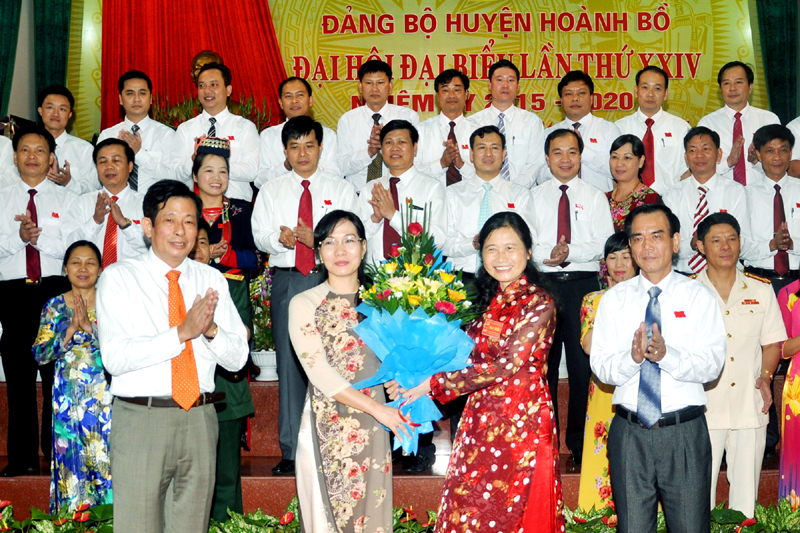 Đồng chí Đỗ Thị Hoàng, Phó Bí thư Thường trực Tỉnh ủy, Trưởng đoàn ĐBQH tỉnh tặng hoa chúc mừng BCH Đảng bộ huyện Hoành Bồ khoá XXIV, nhiệm kỳ 2015-2020.