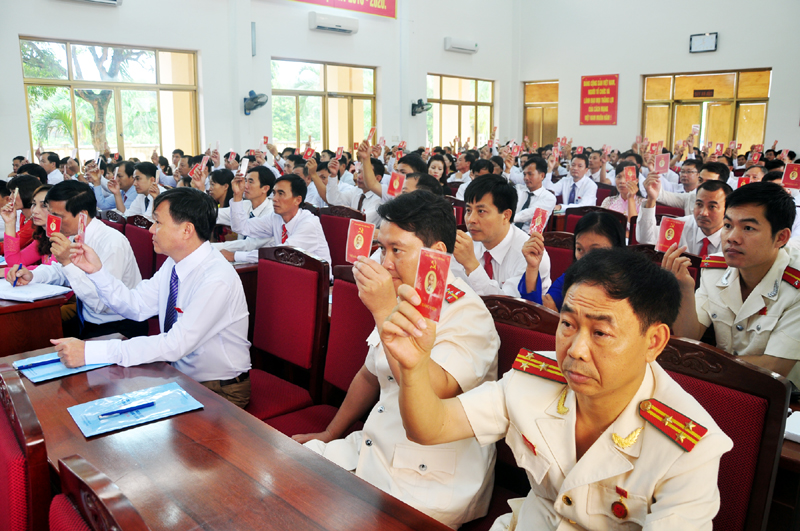 Đại hội biểu quyết thông qua Nghị quyết Đại hội Đảng bộ huyện lần thứ XXIV, nhiệm kỳ 2015 – 2020.