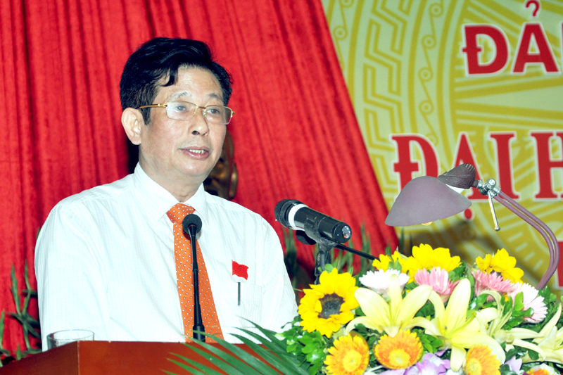 Đồng chí Triệu Đức Hương, Phó Bí thư Huyện ủy, Chủ tịch UBND huyện Hoành Bồ tổng hợp ý kiến tham gia dự thảo Văn kiện Đại hội Đảng các cấp và Báo cáo chính trị của BCH Đảng bộ huyện lần thứ XXIV.