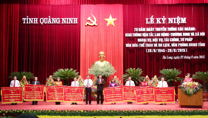Các đồng chí Nguyễn Văn Đọc, Nguyễn Đức Long trao tặng bức trướng của Tỉnhủy, HĐND, UBND tỉnhcho các đơn vị.