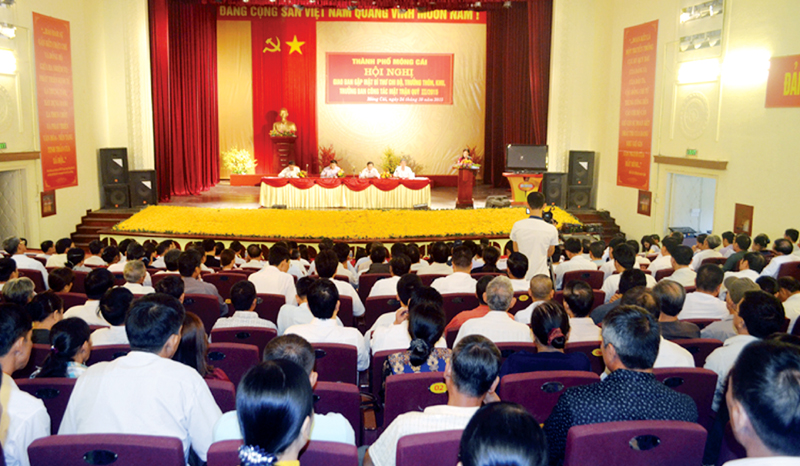 Ngày 24-10-2015, TP Móng Cái tổ chức hội nghị thông tin kết quả Đại hội Đảng bộ tỉnh lần thứ XIV, nhiệm kỳ 2015-2020 đến cán bộ chủ chốt các phòng ban, thôn, khu phố trên địa bàn. Ảnh: Phương Thúy