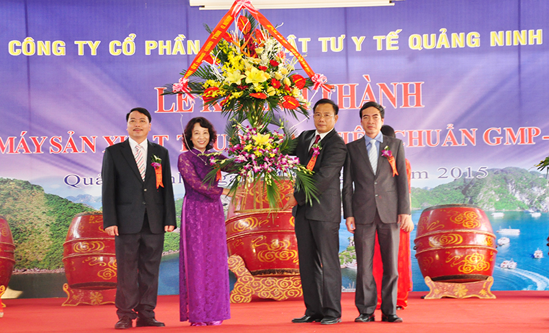 Đồng chí Vũ Thị Thu Thủy, Phó Chủ tịch UBND tỉnh tặng hoa chúc mừng Công ty Cổ phần Dược-Vật tư y tế Quảng Ninh.