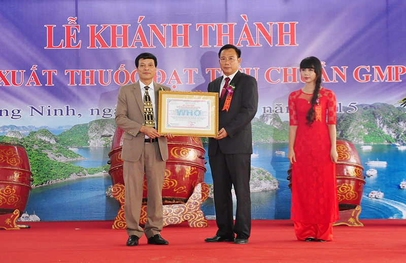 Ông Nguyễn Tất Đạt, Phó Cục trưởng Cục Dược-Vật tư y tế (Bộ Y tế) trao Chứng nhận Nhà thuốc đạt tiêu chuẩn GMP-WHO cho Công ty