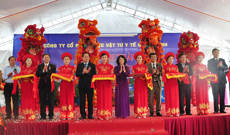 Các đại biểu cắt băng khánh thành Nhà máy.