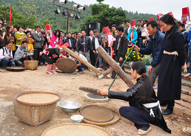 Các đội thi giã gạo truyền thống.