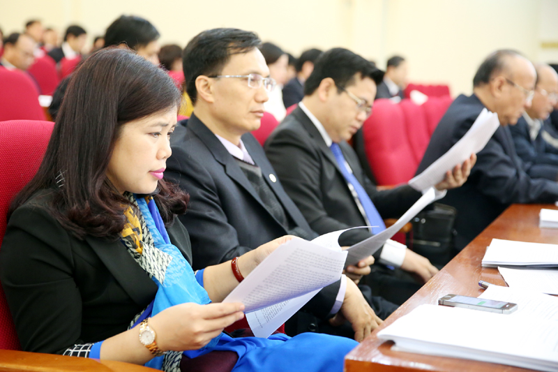 Đại biểu nghiên cứu tài liệu kỳ họp.