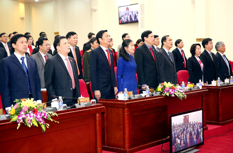 Các đại biểu chào cờ khai mạc&nbsp;kỳ họp thứ 22 HĐND tỉnh khóa XII.