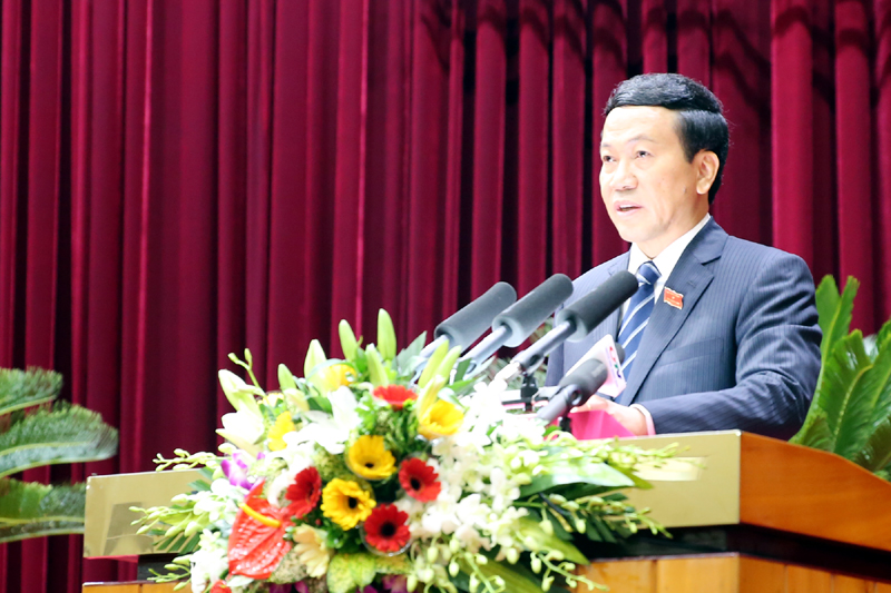 Đồng chí Nguyễn Văn Thành, Phó Chủ tịch UBND tỉnh trình bày báo cáo tóm tắt về tình hình kinh tế- xã hội.