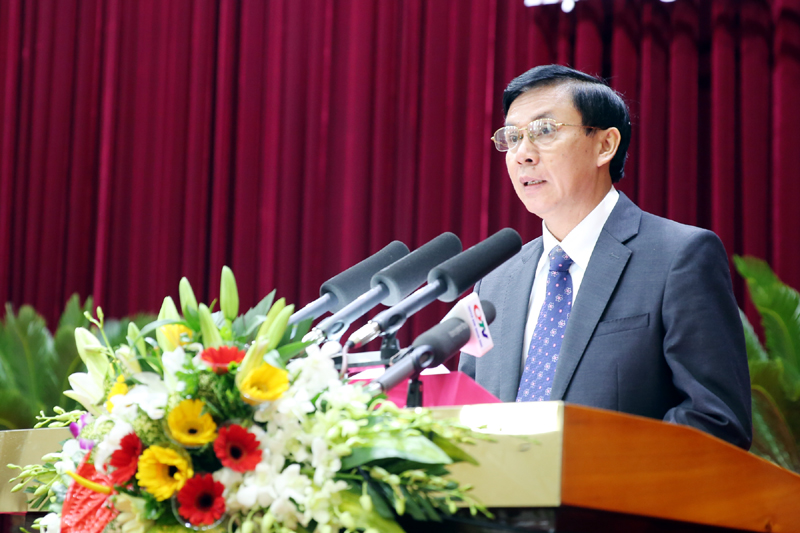 Đồng chí Nguyễn Thế Thịnh, Giám đốc Sở LĐTB và XH báo cáo việc ban hành chính sách hỗ trợ đối tượng học nghề trong danh mục nghề khuyến khích đào tạo của tỉnh Quảng Ninh, giai đoạn 2016 -2020.