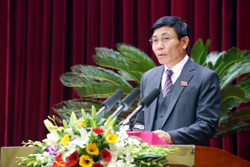 Đồng chí Vũ Ngọc Giao, Trưởng Ban Tổ chức Tỉnh ủy, Trưởng Ban Kinh tế và Ngân sách HĐND tỉnh báo cáo tại kỳ họp.