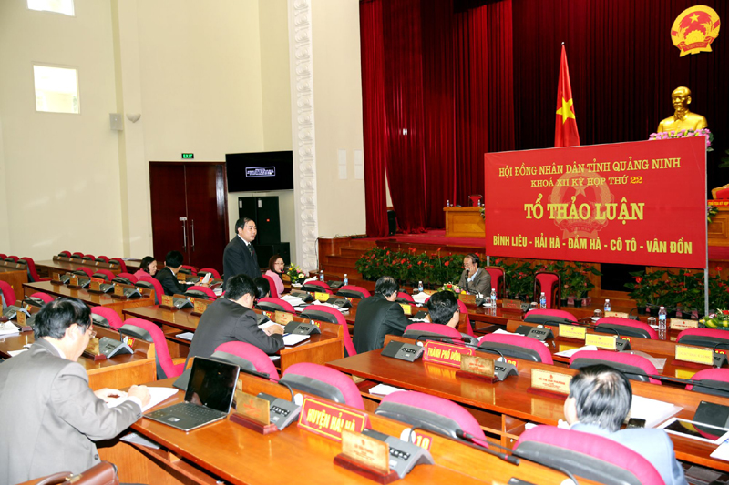 Đại biểu Tổ Bình Liêu, Đầm Hà, Hải Hà, Cô Tô, Vân Đồn phát biểu tại phiên thảo luận.