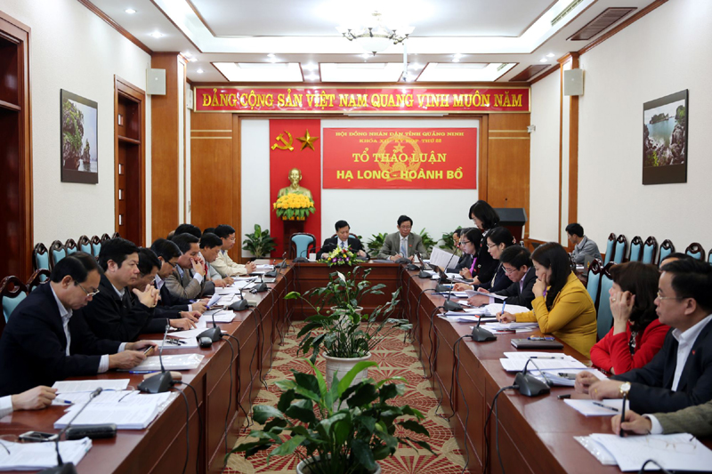 Đại biểuTổ Hạ Long- Hoành Bồ phát biểu ý kiến tại phiên thảo luận.