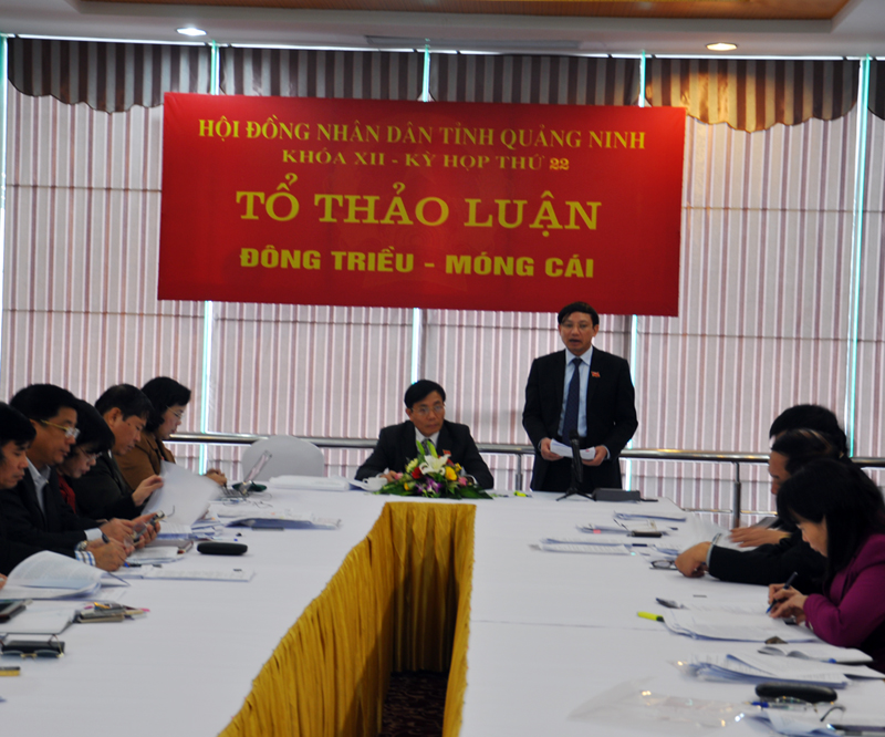 Các đại biểu sôi nổi tham gia ý kiến tại Tổ thảo luận Đông Triều-Móng Cái