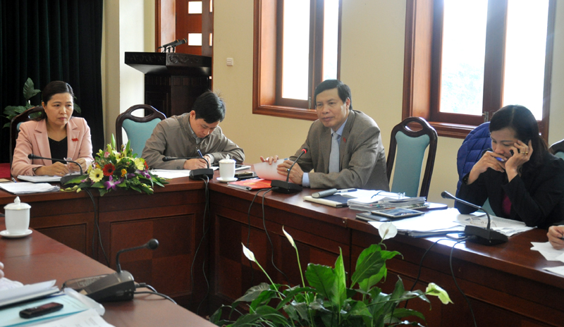 Đồng chí Nguyễn Đức Long, Phó Bí thư Tỉnh ủy, Chủ tịch UBND tỉnh tham gia thảo luận tại Tổ Cẩm Phả, Tiên Yên, Ba Chẽ 