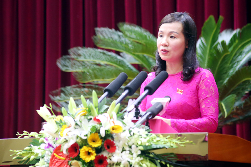 Đại biểu Bùi Thúy Phượng, Tổ đại biểu Cẩm Phả tham luận tại hội trường.