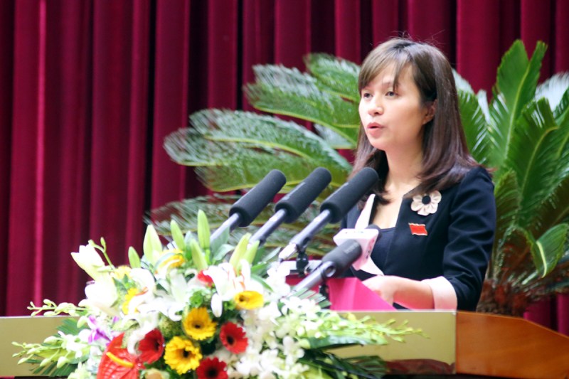 Đại biểu Vũ Thị Lan Phương, Tổ đại biểu Uông Bí tham luận tại hội trường.