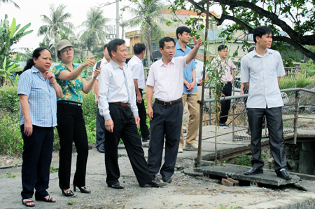 Đoàn giám sát của HĐND tỉnh giám sát việc thu hồi đất thực hiện dự án đầu tư, sửa chữa, nạo vét mở rộng kênh tiêu suối Cầu Lim tại TX Đông Triều, tháng 5-2015. Ảnh: Nguyễn Huế