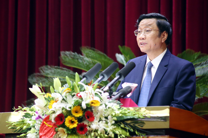 Đồng chí Nguyễn Đồng Thông, Giám đốc BHXH tỉnh trả lời chất vấn về nội dung thu nợ tiền BHXH, BHYT và các giải pháp tháo gỡ để đảm bảo quyền lợi cho người lao động.