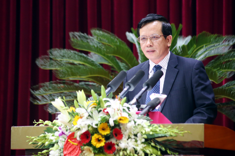 Đồng chí Vũ Văn Khánh, Giám đốc Sở GTVT trả lời chất vấn về công tác quản lý các bến cảng thủy nội địa.