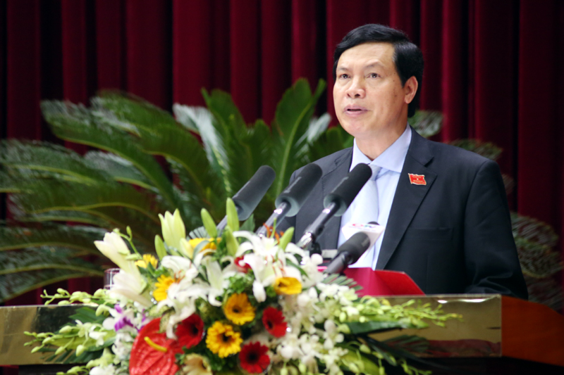 Đồng chí Nguyễn Đức Long, Phó Bí thư Tỉnh ủy, Chủ tịch UBND tỉnh đọc tờ trình giới thiệu nhân sự bầu bổ sung chức vụ Phó Chủ tịch UBND tỉnh