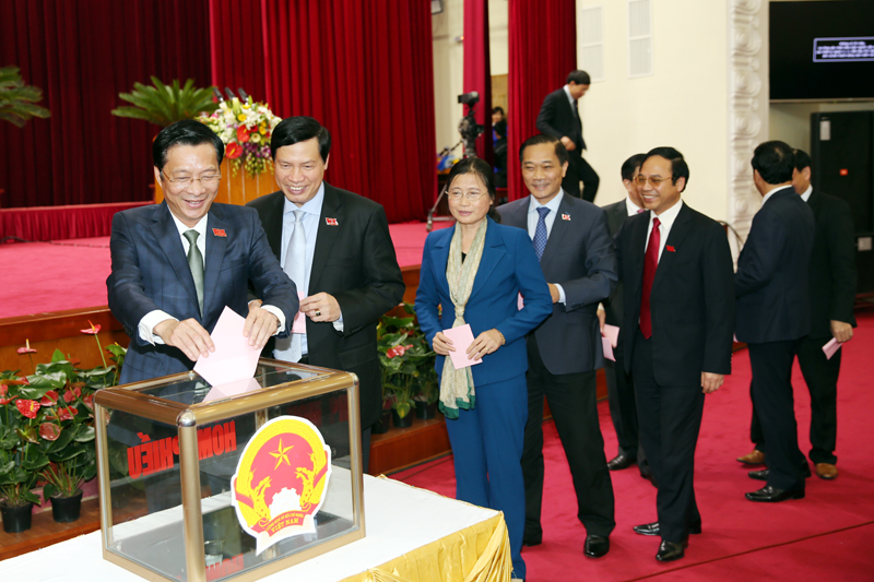 Đại biểu bỏ phiếu bầu Phó Chủ tịch UBND tỉnh.