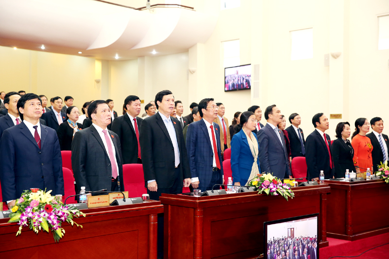Đại biểu chào cờ bế mạc kỳ họp.