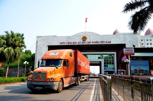  Container vận chuyển hàng hóa qua cửa khẩu Quốc tế Móng Cái