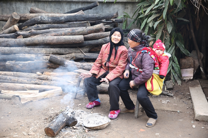 Để tránh giá rét vào ban ngày người già trẻ nhỏ quây quần bên bếp lửa.