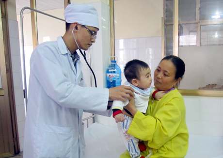 Chăm sóc trẻ nhỏ mắc bệnh hô hấp tại Bệnh viện đa khoa tỉnh.