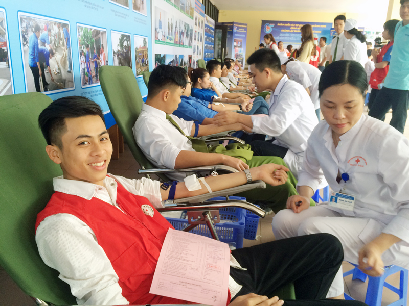 Đoàn viên, thanh niên hiến máu tình nguyện