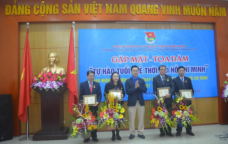 Dịp này, 4 cán bộ Sở LĐ-TB&XH được nhận kỷ niệm chương “Vì thế hệ trẻ” của BCH Trung ương Đoàn