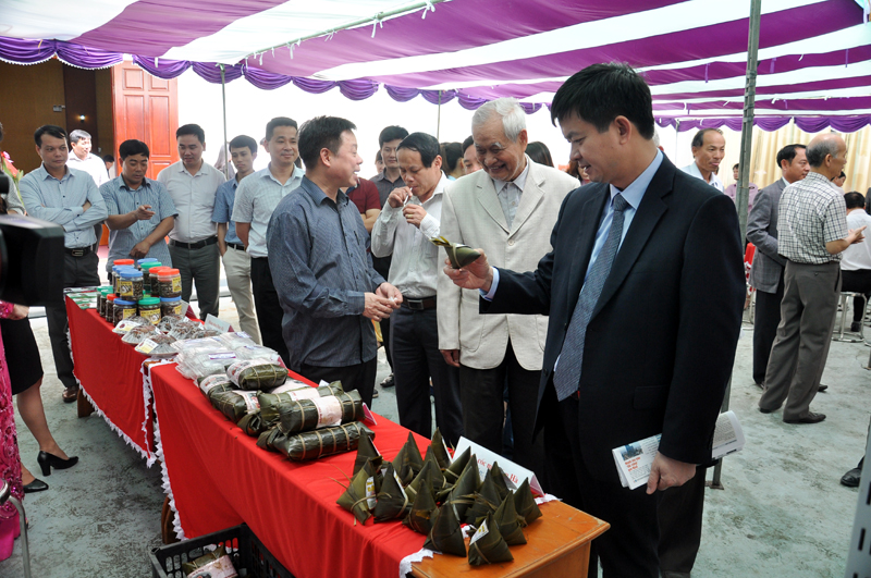 Các đồng chí: Vũ Hồng Thanh, Ủy viên Trung ương Đảng, Phó Bí thư Tỉnh ủy; Lê Quang Tùng, Ủy viên dự khuyết BCH Trung ương Đảng, Phó Chủ tịch UBND tỉnh thăm gian hàng trưng bày các sản phẩm OCOP của huyện Đầm Hà