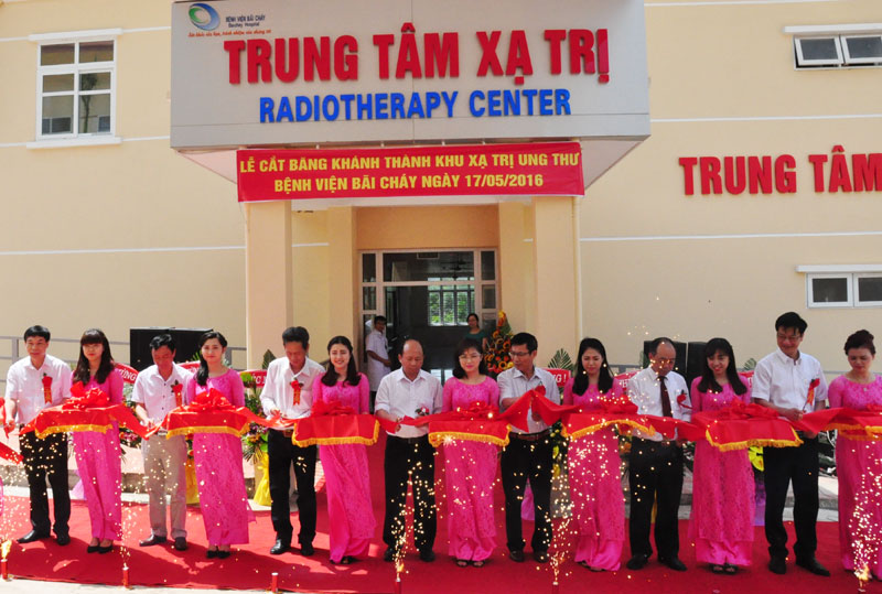 Các đại biểu cắt băng khánh thành