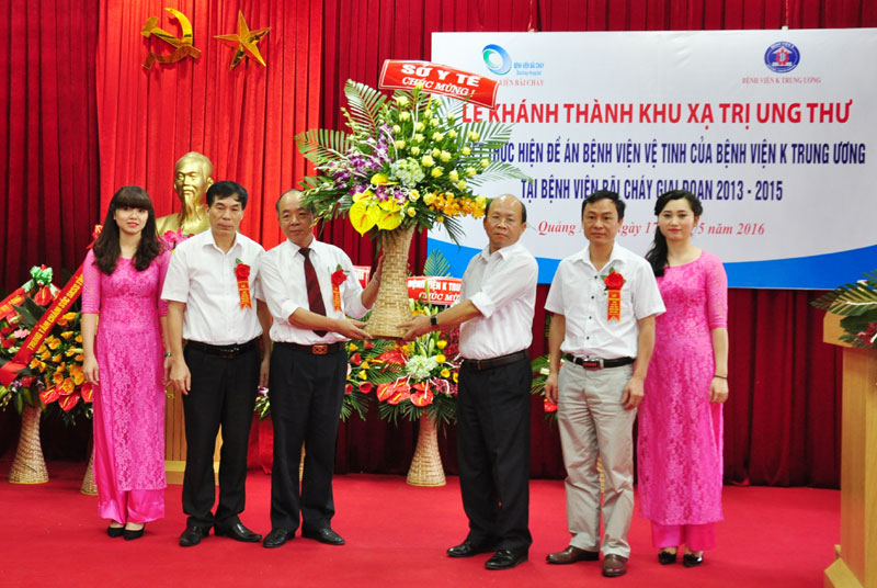 Đồng chí Vũ Xuân Diện, Giám đốc Sở Y tế tặng hoa chúc mừng Ban lãnh đạo Bệnh viện Bãi Cháy. 