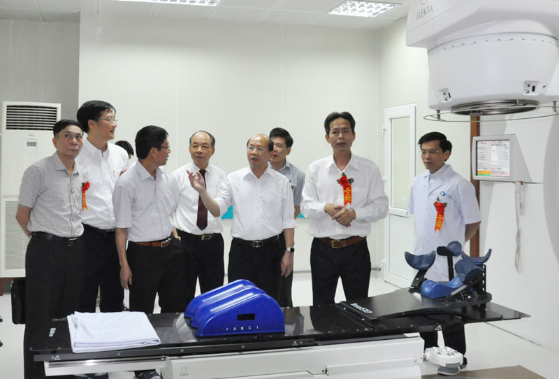 Các đại biểu tham quan Phòng xạ trị thuộc Trung tâm Xạ trị ung thư.