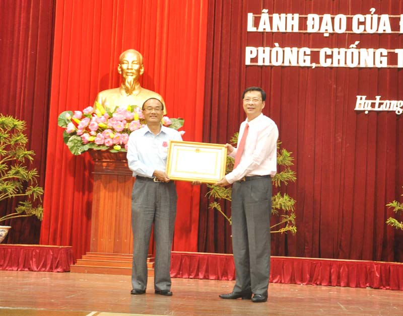 Đồng chí Nguyễn Văn Đọc, Bí thư Tỉnh ủy, Chủ tịch HĐND tỉnh thừa ủy quyền của Chủ tịch nước trao Huân chương lao động hạng Ba cho đồng chí Bùi Hữu Phúc, nguyên Phó trưởng Ban Nội chính Tỉnh ủy.
