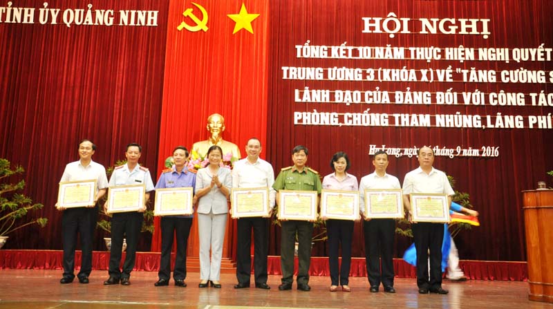Đồng chí Đỗ Thị Hoàng, Phó Bí thư Thường trực Tỉnh ủy trao bằng khen của UBND tỉnh cho các tập thể có thành tích xuất sắc trong thực hiện Nghị quyết Trung ương 3 (khóa X).