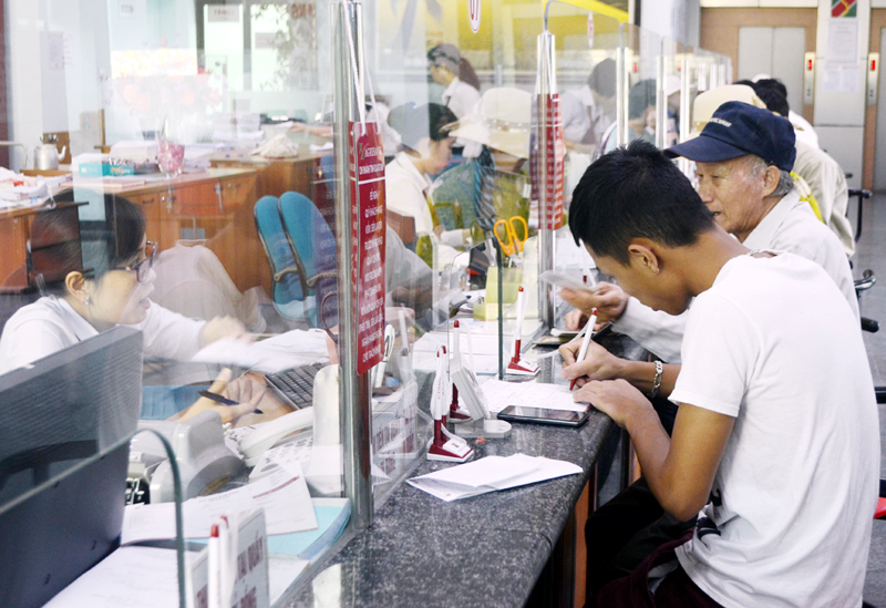 Khách hàng giao dịch tại Agribank Quảng Ninh.