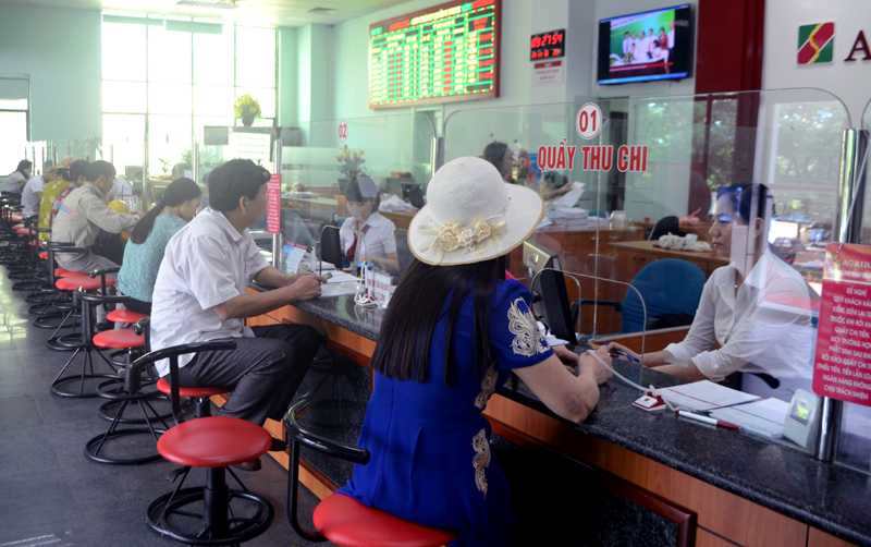 Các ngân hàng thương mại trên địa bàn chủ động nâng mức tồn quỹ tiền mặt sát với định mức được duyệt, tổ chức rà soát hệ thống kho tàng, máy ATM. Trong ảnh: Khách hàng giao dịch tại Agribank Quảng Ninh.
