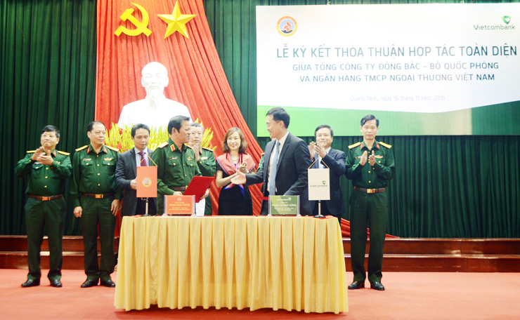 Lãnh đạo Vietcombank và Tổng Công ty Đông Bắc ký kết thoả thuận hợp tác toàn diện, tháng 11-2016.