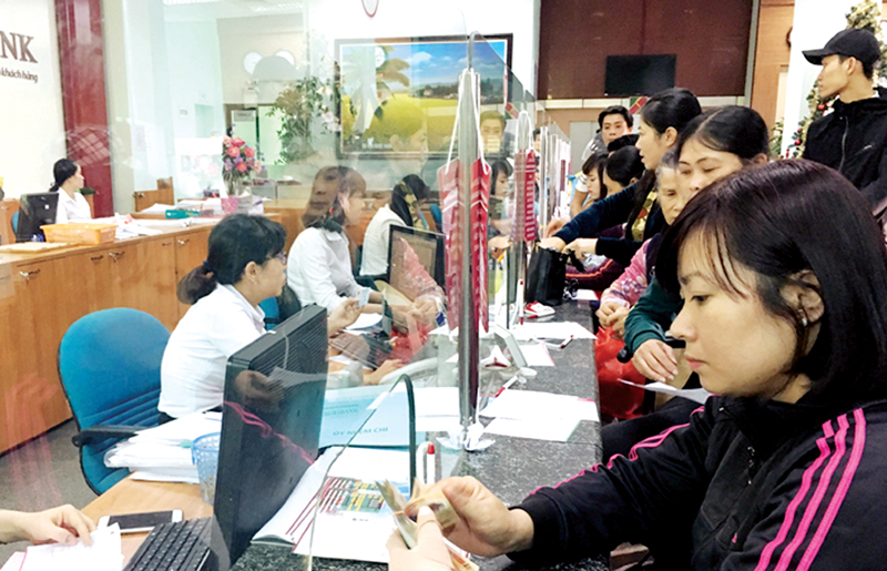 Khách hàng giao dịch tại Agribank Quảng Ninh. 