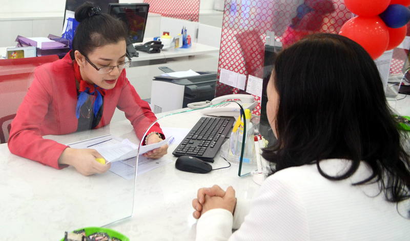 Khách hàng gửi tiền tiết kiệm tại Ngân hàng Thương mại cổ phần Bản Việt chi nhánh Quảng Ninh.