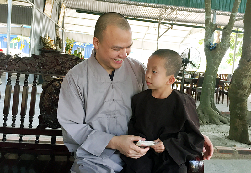 Đại đức Thích Trúc Thái Cang và bé Vũ Hồng Thắng.