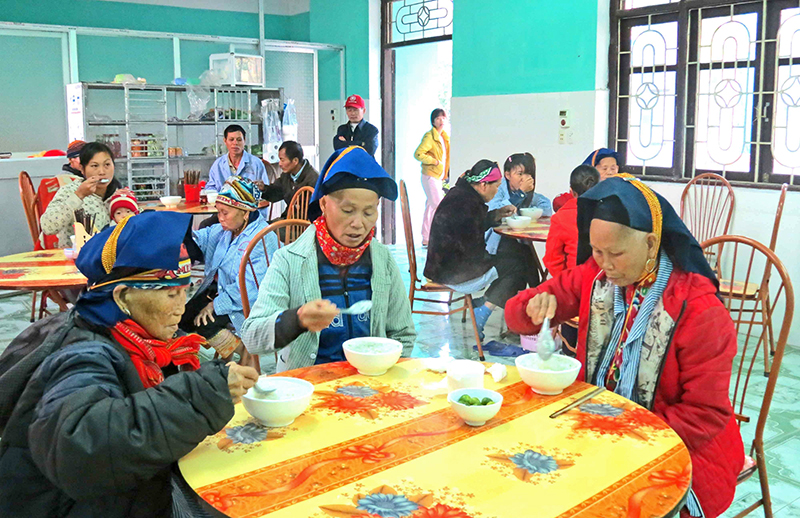 Bát cháo từ thiện thực sự làm ấm lòng người nghèo khi đến chữa bệnh tại Trung tâm Y tế Ba Chẽ. (Ảnh do Đoàn Thanh niên thị trấn Ba Chẽ cung cấp)