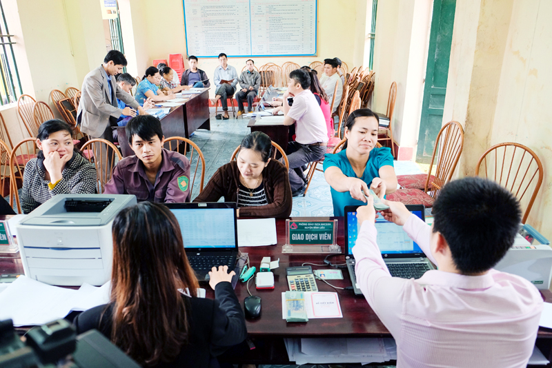 Cán bộ NHCSXH huyện Bình Liêu giải ngân vốn cho người dân xã Tình Húc, huyện Bình Liêu.