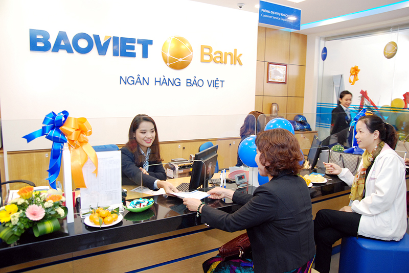 Khách hàng giao dịch tại BAOVIET Bank Quảng Ninh.