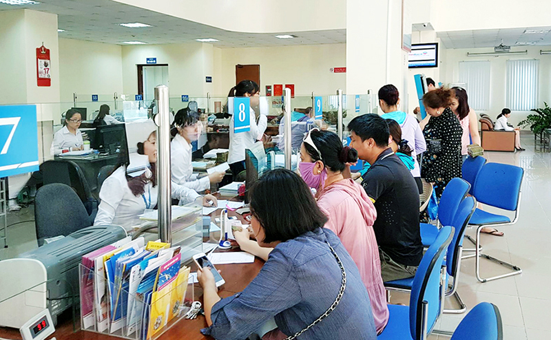 Các tổ chức tín dụng cần tăng cường công tác thẩm định, nhằm đảm bảo các hồ sơ vay vốn chặt chẽ. Trong ảnh: Giao dịch tại Viettinbank Quảng Ninh.