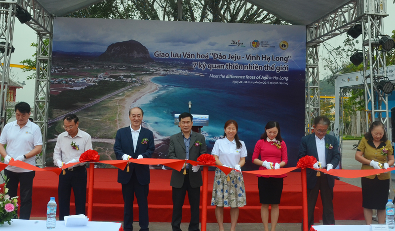 Đại biểu cắt băng khai mạc triển lãm.