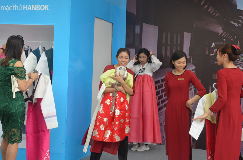 Trong khuôn khổ chương trình, du khách được trải nghiệm mặc thử Hanbok trang phục truyền thống của Hàn Quốc.